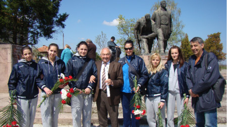 Кирил Маринов с баскетболистки пред паметника във Винище 2012