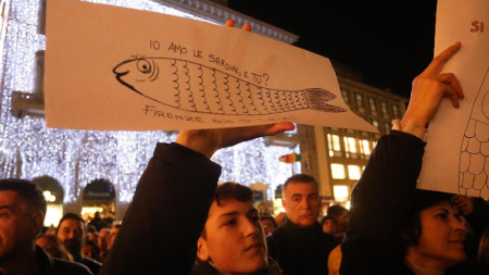 Част от протестиращите носеха табели с нарисувани на тях сардини.