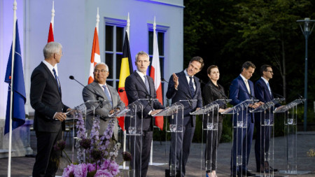 Премиерите на Латвия Кристиян Каринс, на Португалия Антонио Коща, генералният секретар на НАТО Йенс Столтенберг, премиерите на Нидерландия Марк Рюте, на Дания Мете Фредриксен, на Белгия Александър де Кро и на Матеуш Моравецки (отляво надясно) по време на среща в Хага - 15 юни 2022
 
