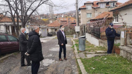 Kırcali Belediye Başkanı Hasan Azis, polisin karantina kontrollerini şahsen takip ediyor.