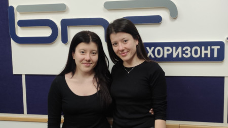 Богдана Брешква (вляво) 
Мила Брешкова (вдясно)