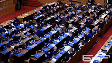Вече час депутатите спорят дали Народното събрание да разреши Агенция