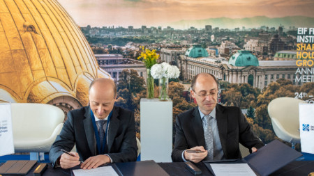 Отляво: Алесандро Таппи – Директор инвестиции в Европейския инвестиционен фонд /ЕИФ/. 
Отдясно: Ангел Джалъзов – Изпълнителен директор на МФИ „Джобс“ - финнасова група на ББР.