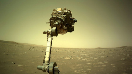 Роувърът „Пърсивиърънс“ на Марс