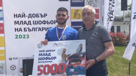 Победителят Александър Анастасов и председателят на СБА Емил Панчев

