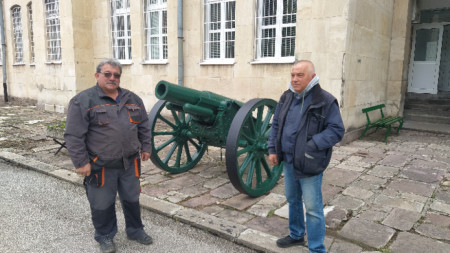 Андрей (вляво) и Валери (вдясно) със 155-мм гаубица