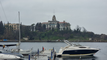 Изглед към остров Св. Кирик и Юлита, където ще бъде разположен Институтът за подводно наследство на ЮНЕСКО. Предвижда се на острова да има и Музей на черноморската цивилизация.