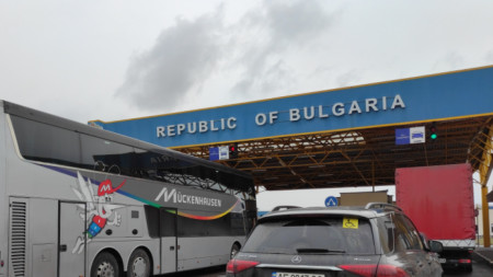 Започна поетапното пропускане на тежкотоварни автомобили към граничния пункт Дунав