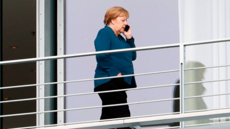 Ангела Меркел разговаря по телефона в канцлерството в Берлин, 20 септември 2019 г.