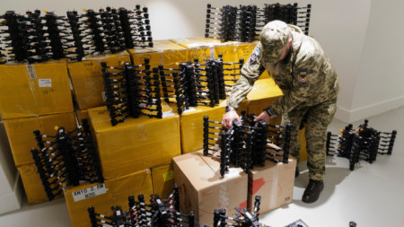 Украински военен преглежда доставка от дронове, Лвов, 22 март 2024 г.