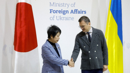 Министрите на външните работи на Япония Йоко Камикава (вляво) и на Украйна Дмитро Кулеба - Киев, 7 януари 2023