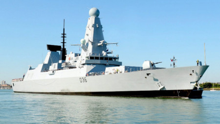 Разрушител на британския кралски флот HMS Defender
