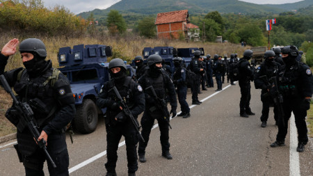 Отделът за специални операции на косовската полиция патрулира района до граничния пункт между Косово и Сърбия в Ярине, 22 септември 2021 г. 