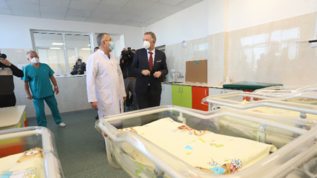 Служебният министър на здравеопазването Стойчо Кацаров дойде на откриването на обновения 12-и етаж на 