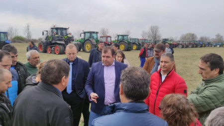 Министърът на земеделието Явор Гечев говори пред протестиращите зърнопроизводители край село Горна Студена, община Свищов.