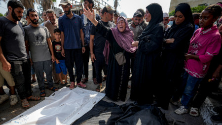 Палестинците скърбят за роднините си, убити при израелската бомбардировка на ивицата Газа в болница в Дейр ал Балах, 21 юли 2024 г. 