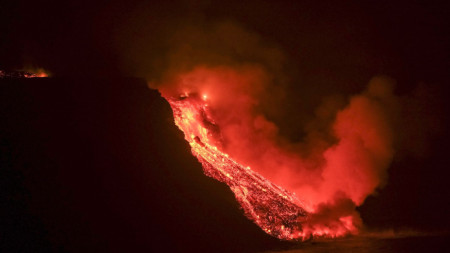 Вулканът Кумбре Виеха на канарския остров Ла Палма е започнал