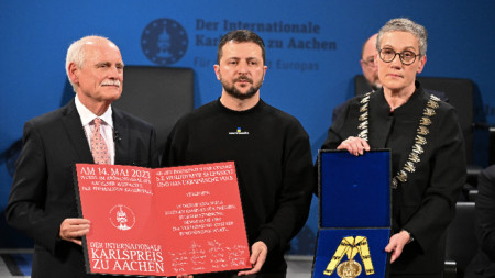 Украинският президент Володимир Зеленски (в центъра) получава наградата 