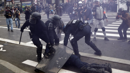 Полицаи защитават колега, ранен на протестите в Париж, 23 март 2023 г.