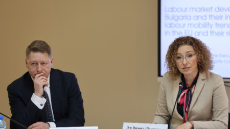 Изпълнителният директор на Европейския орган по труда Козмин Боянджиу и министърът на труда и социалната политика Иванка Шалапатова