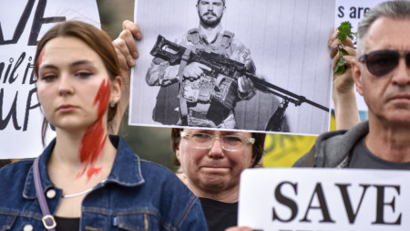 Жена държи портрет на сина си, военнослужещ от полк Азов, убит в Мариупол, докато присъства на митинг на площада на Независимостта в Киев, Украйна, 3 май 2022 г./Снимка:ЕПА/БГНЕС 