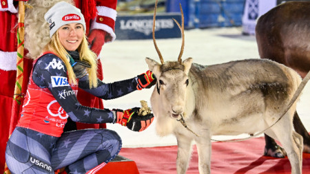 Американката Микаела Шифрин позира със северен елен на подиума, след като спечели състезанието по слалом за жени на Световната купа по ски алпийски дисциплини на FIS в Леви, Финландия