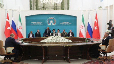Президентът на Иран Ибрахим Раиси (в центъра) и държавните глави на Русия Владимир Путин (вляво, с гръб) и Турция Реджеп Тайип Ердоган (вдясно) по време на тристранната среща на върха в Техеран, Иран, 19 юли 2022 г.