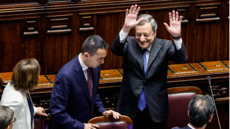 Марио Драги (вдясно) получи аплодисменти в долната камара на парламента, Рим, 21 юли 2022 г.