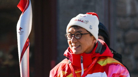 Световноизвестният актьор Джеки Чан беше един от факлоносците на олимпийския