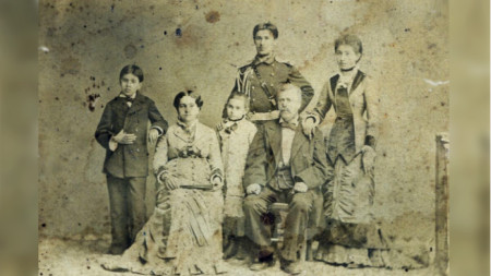 Иван Параскевов със семейството си / Iván Parakevov y su familia. Foto: Ayuntamiento de Yámbol