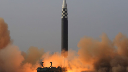 Снимка от изстрелването на ракетата, известна като „Хвасон-17“, разпространена от КЦТА