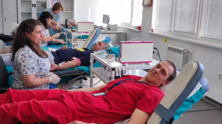Д-р Димитър Буковинов по време на кръводарителска акция, организирана от лекарите в УМБАЛ