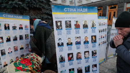Роднини на хора, изчезнали по време на конфликта в Източна Украйна, са поставили портретите им пред президентския офис в Киев, 23 декември 2021 г.
