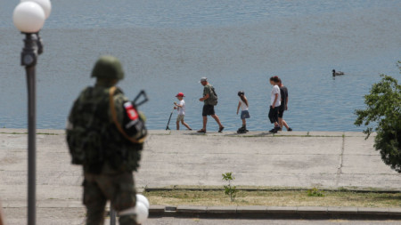 Руски войник патрулира на пристанището в Херсон
