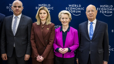 Президентът на Швейцария Ален Берсе, първата дама на Украйна Олена Зеленска, председателката на ЕК Урсула фон дер Лайен и Клаус Шваб, бивш шеф на СИФ, Давос, 17 януари 2023 г.