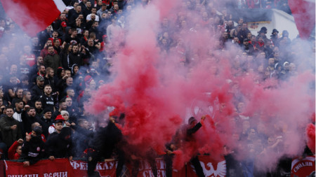 Привържениците на ЦСКА на два пъти спираха дербито с димки.