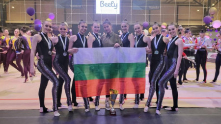 Българският национален отбор по естетическа групова гимнастика с техния треньор Кристина Ташева
