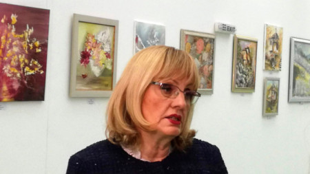 Директорът на Раковия регистър проф. Здравка Валерианова пред част от картините в изложбата