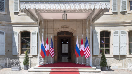 Знамената на САЩ, Русия и Швейцария пред входа на вила La Grange в очакване на срещата между американския президент Джо Байдън и руския президент Владимир Путин, насрочена за 16 юни 2021 г. в Женева.