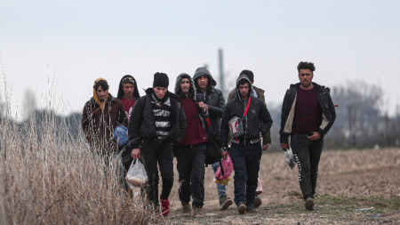 Мигранти крачат към граничния пункт 