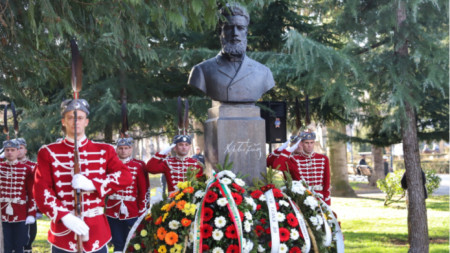 Пред бюст-паметника на Христо Ботев в Борисовата градина