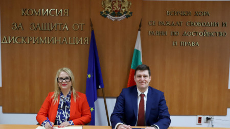 Председателят на КЗД доц. д-р Ана Джумалиева и генералният директор на БНР Милен Митев. 