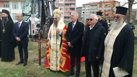 Здравният министър Асен Меджидиев беше в родния си град Дупница за освещаването и полагането на основен камък на нов храм 