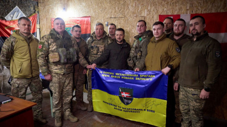 Президентът на Украйна Володомир Зеленски сред войници на фронтовата линия в района на Купянск