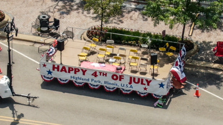 Празната трибуна на мястото на масова стрелба на тържество и парад за 4 юли в Хайленд Парк, Илинойс, САЩ, 5 юли 2022 г.