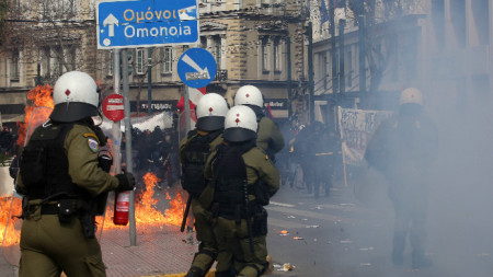 Сблъсъци между демонстранти и полицията имаше в края на митинга днес в центъра на Атина, 16 март 2023 г.