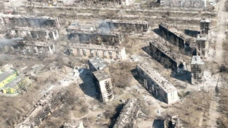 Снимка от дрон на разрушени жилищни сгради в град Мариупол