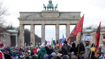 Протести в Берлин срещу обсъжданите планове на Алтернатива за Германия за репатриране на мигранти