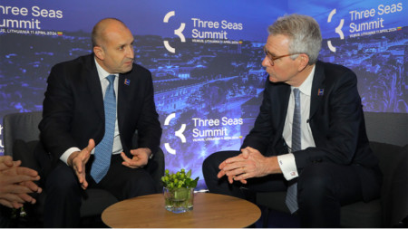 Rumen Radev (L) and Geoffrey Pyatt at the Three Seas summit in Vilnius