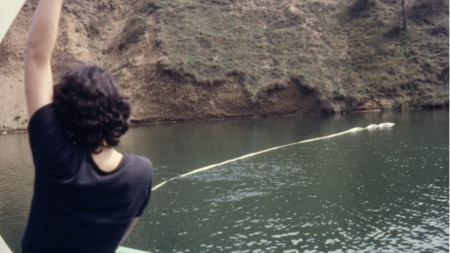 Фотография от пърформанс „Езеро и лента“, 1985, дигитален печат, Албена Михайлова.